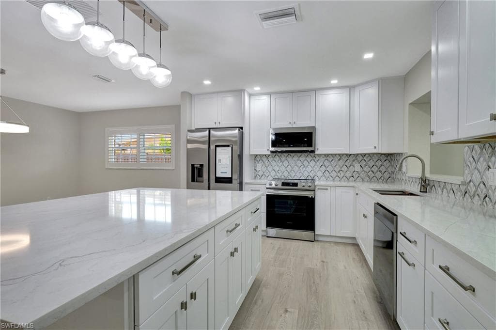 1084 Lake Shore Ct, Naples, FL 34103-6