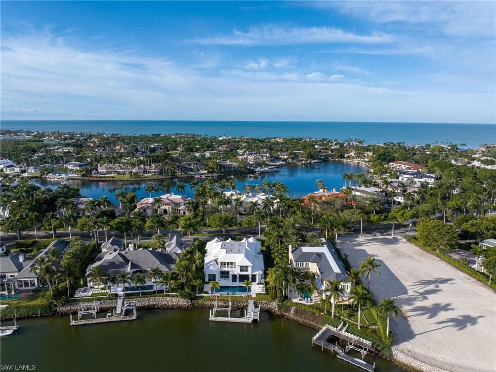 625 Kings Town Dr, Naples, FL 34102-4