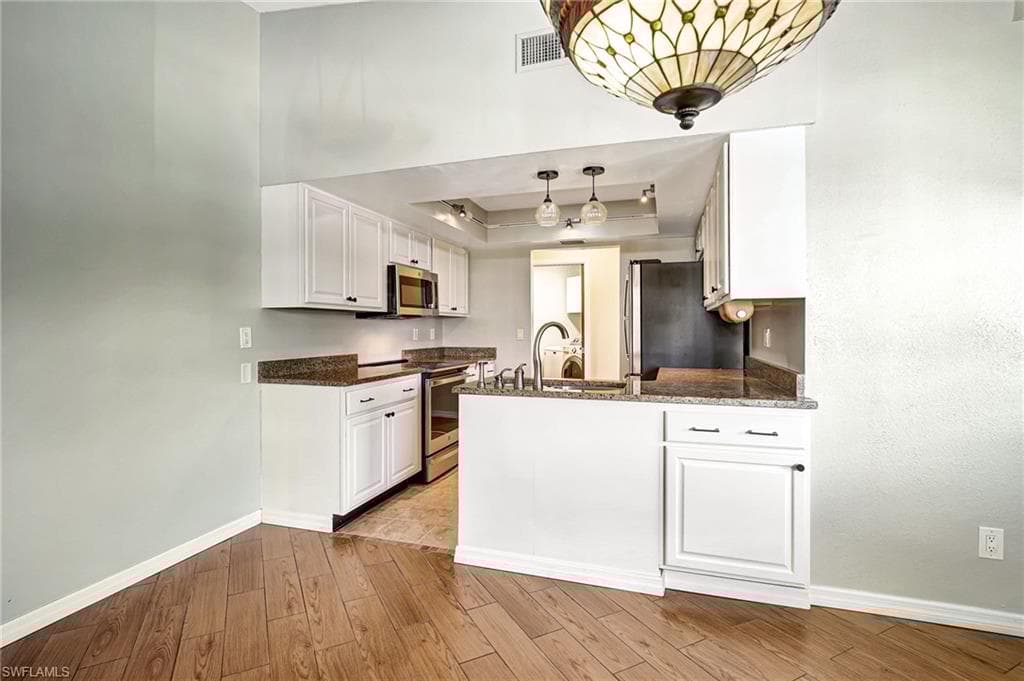 2302 15th Ter, Cape Coral, FL 33990-33