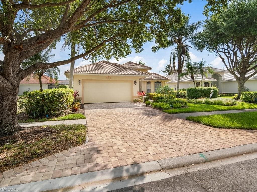 6932 Mauna Loa Ln, Naples, FL 34113-4