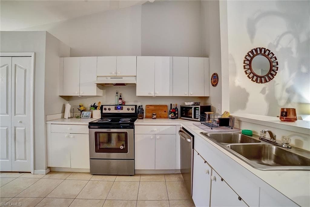 5441 Whitten Dr 108, Naples, FL 34104-9