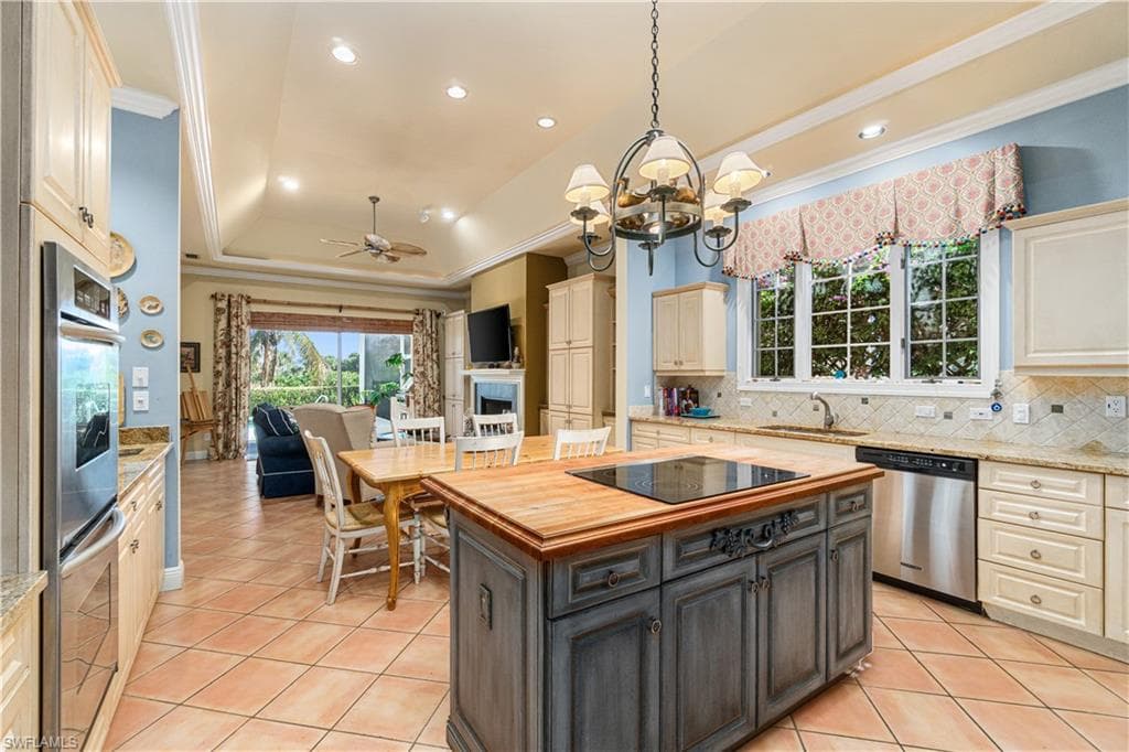 15588 Whitney Ln, Naples, FL 34110-8