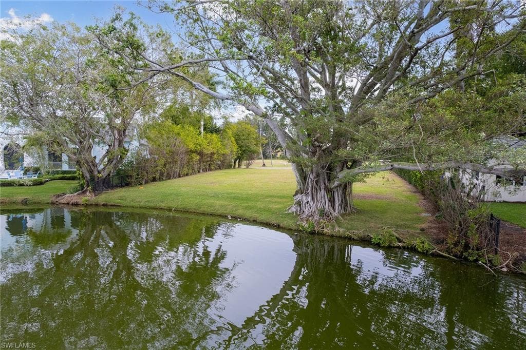 2550 Lantern Ln, Naples, FL 34102-4