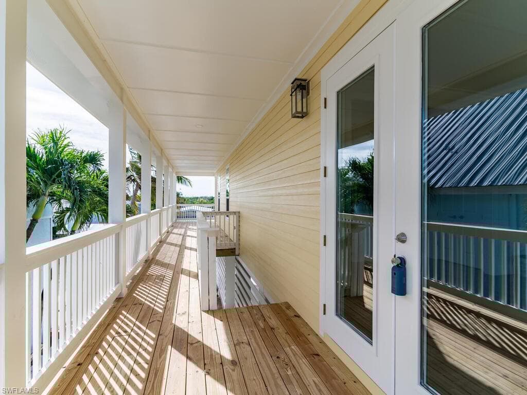 542 Coconut Ave, Goodland, FL 34140-2