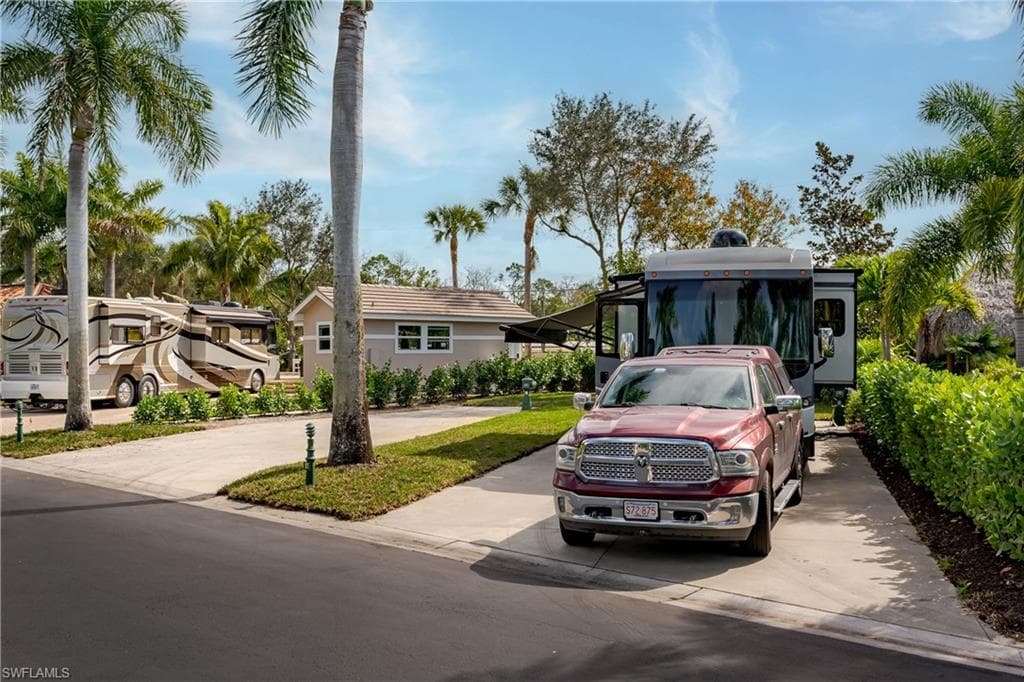 13507 Snook Cir, Naples, FL 34114-1