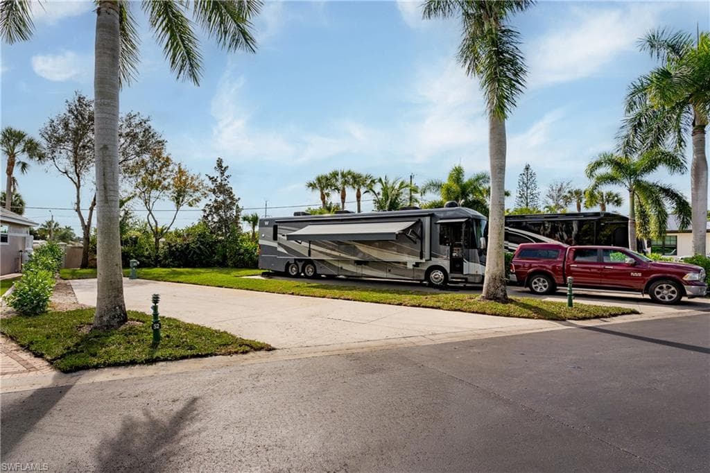 13507 Snook Cir, Naples, FL 34114-3