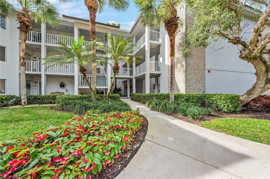 770 Waterford Dr 202, Naples, FL 34113-3