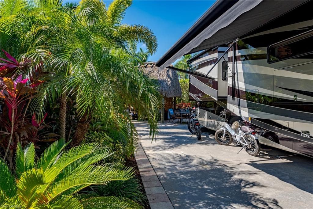13592 Snook Cir, Naples, FL 34114-8