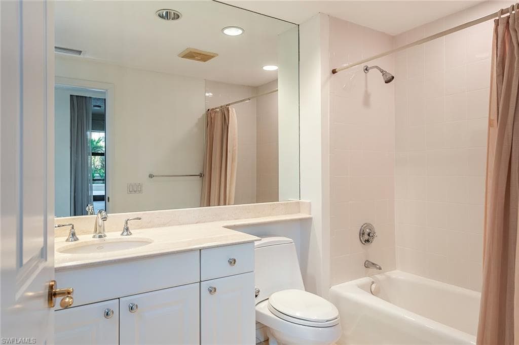 8960 Bay Colony Dr 104, Naples, FL 34108-18