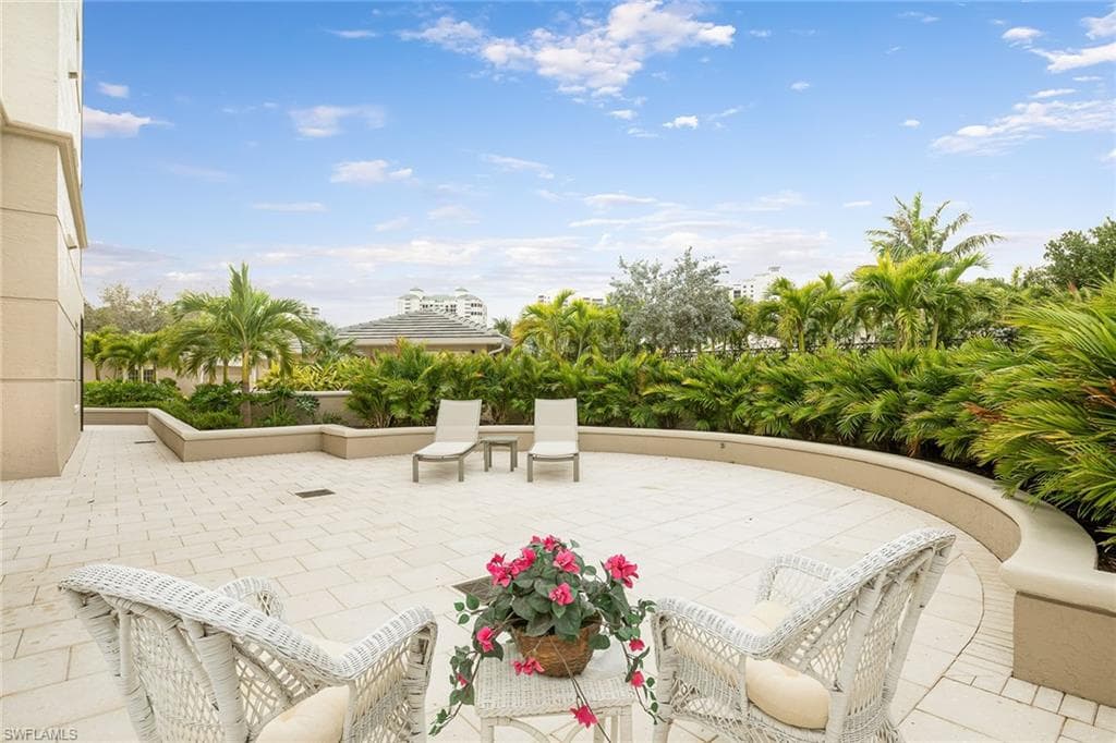 8960 Bay Colony Dr 104, Naples, FL 34108-20