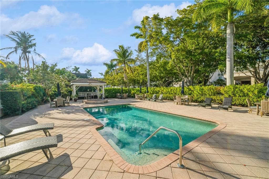 980 7th Ave S 101, Naples, FL 34102-11