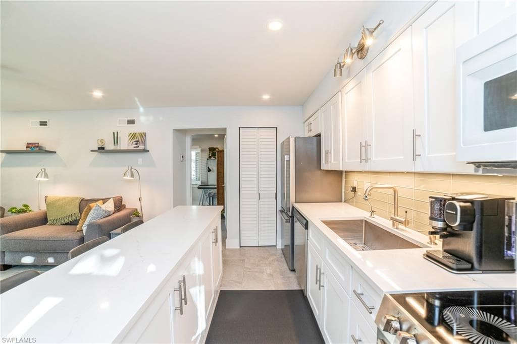 980 7th Ave S 101, Naples, FL 34102-15