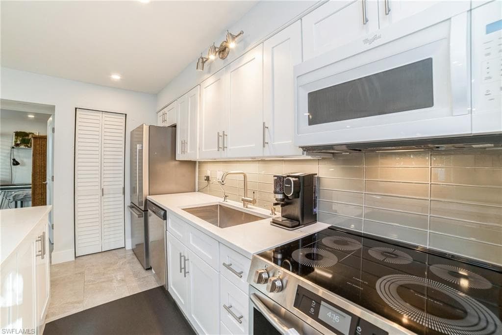 980 7th Ave S 101, Naples, FL 34102-16