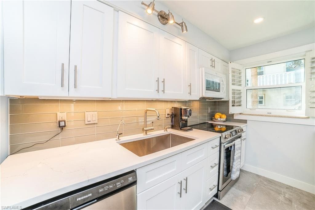 980 7th Ave S 101, Naples, FL 34102-17
