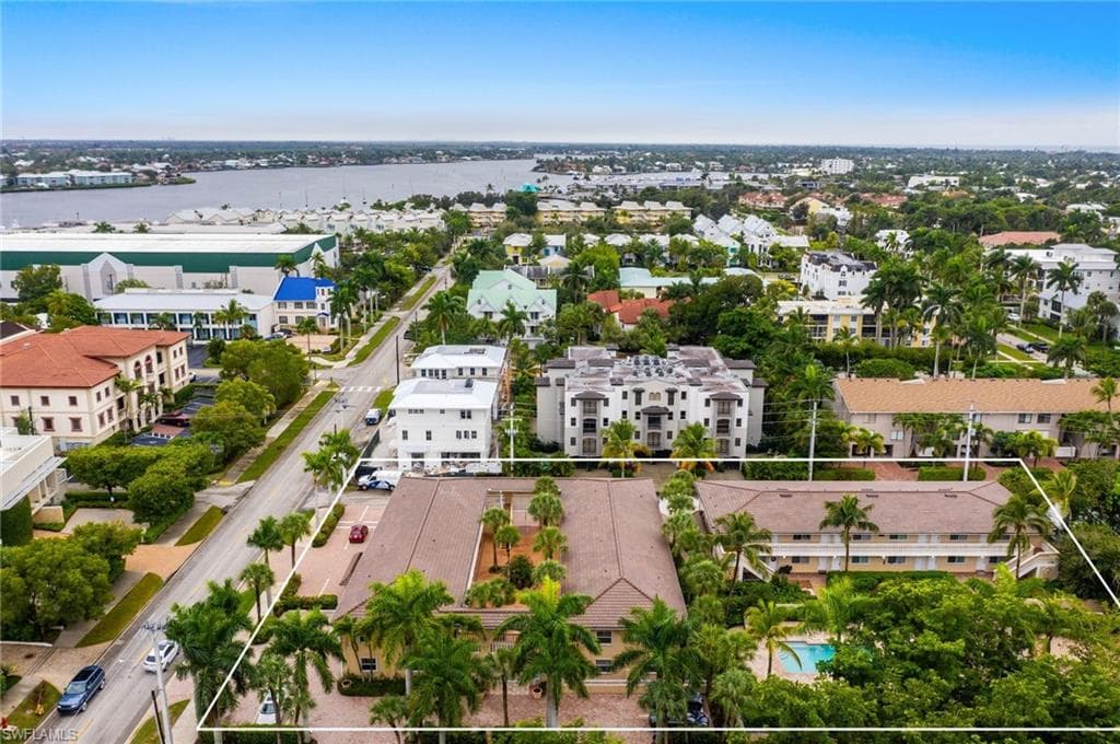 980 7th Ave S 101, Naples, FL 34102-1