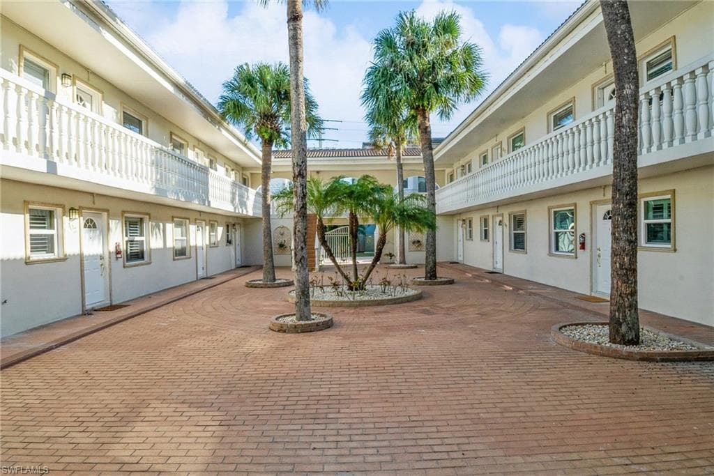 980 7th Ave S 101, Naples, FL 34102-24