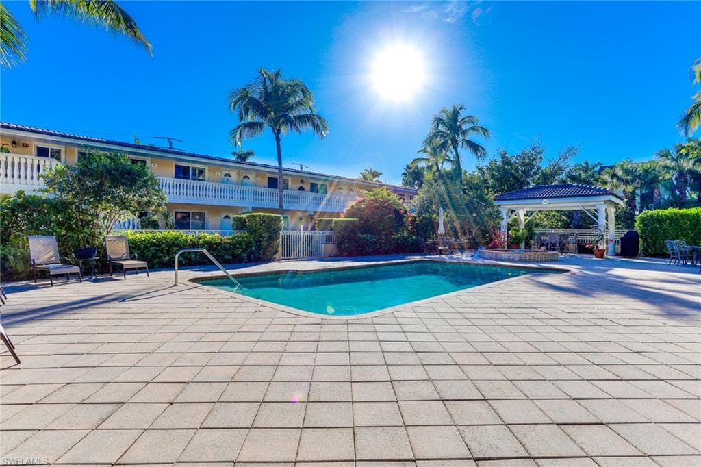 980 7th Ave S 101, Naples, FL 34102-3