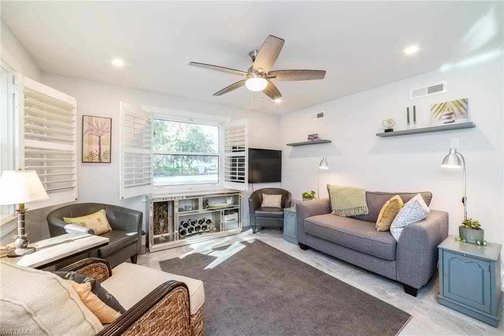 980 7th Ave S 101, Naples, FL 34102-4