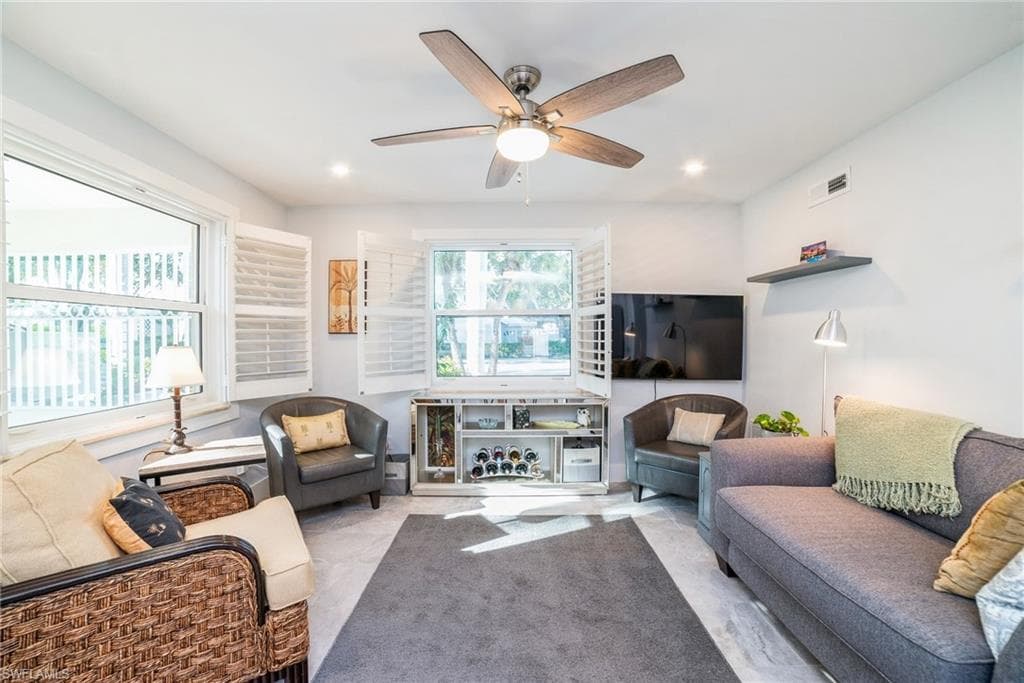 980 7th Ave S 101, Naples, FL 34102-5