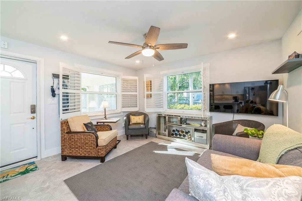 980 7th Ave S 101, Naples, FL 34102-6