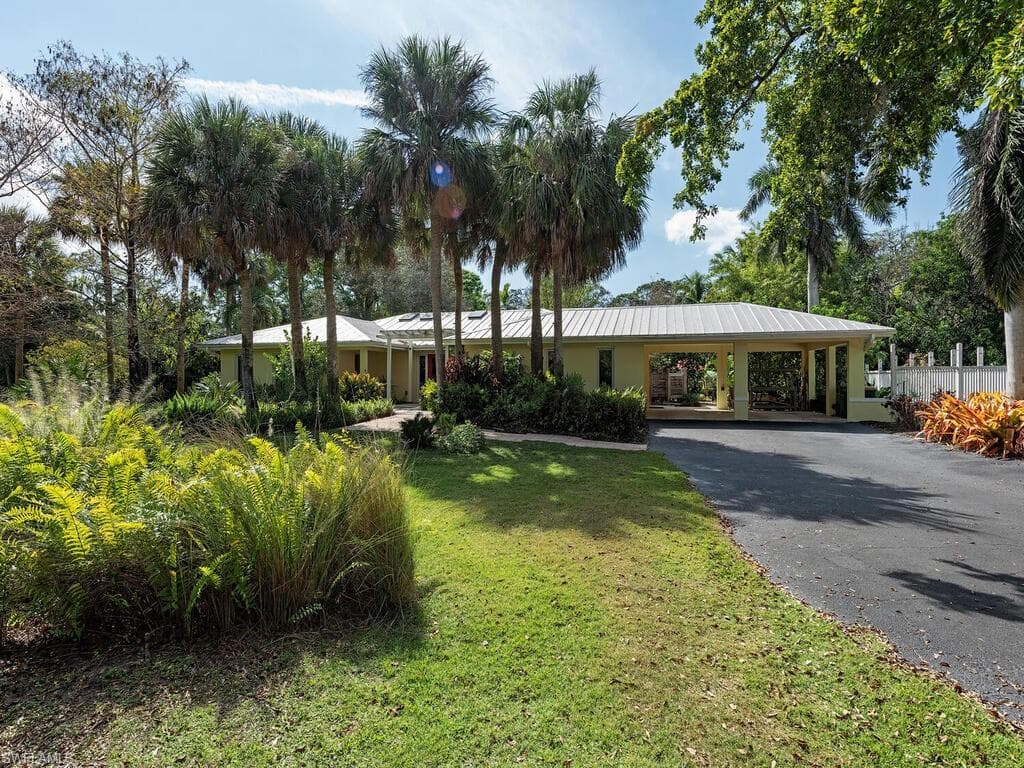 461 Carica Rd, Naples, FL 34108-3