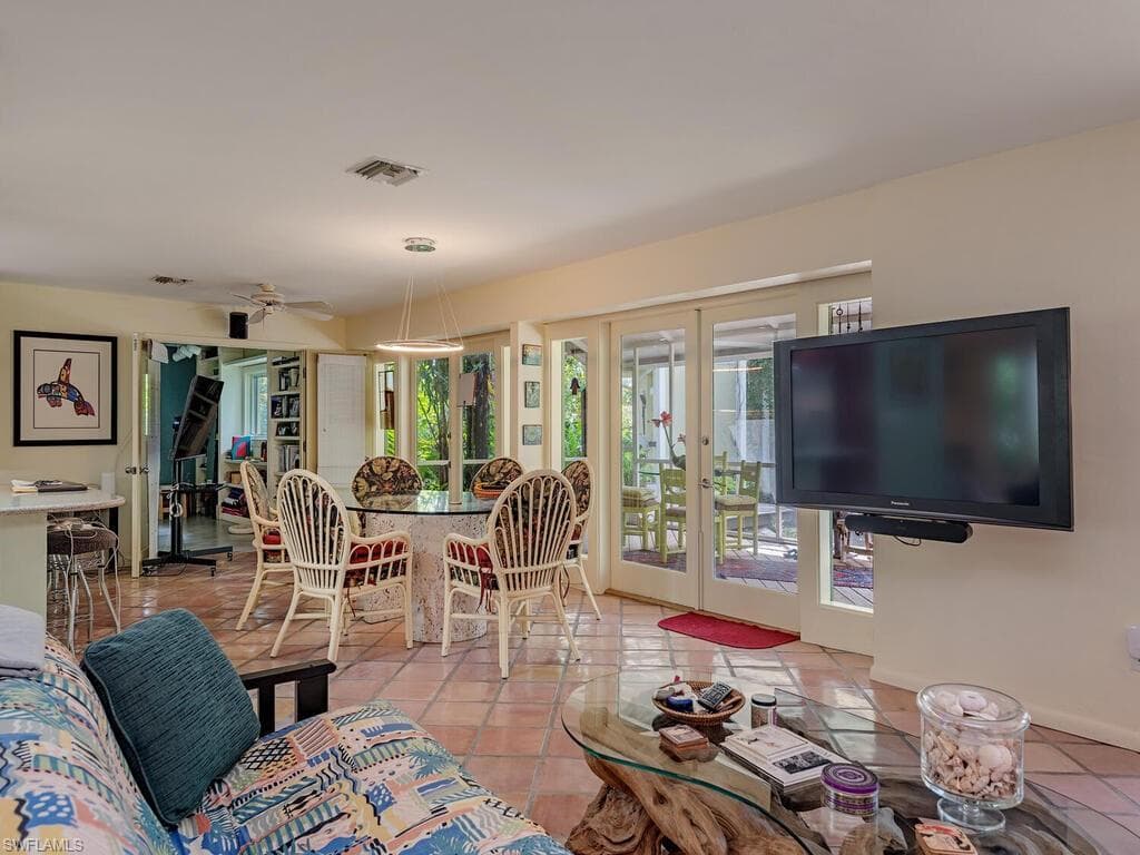 461 Carica Rd, Naples, FL 34108-4