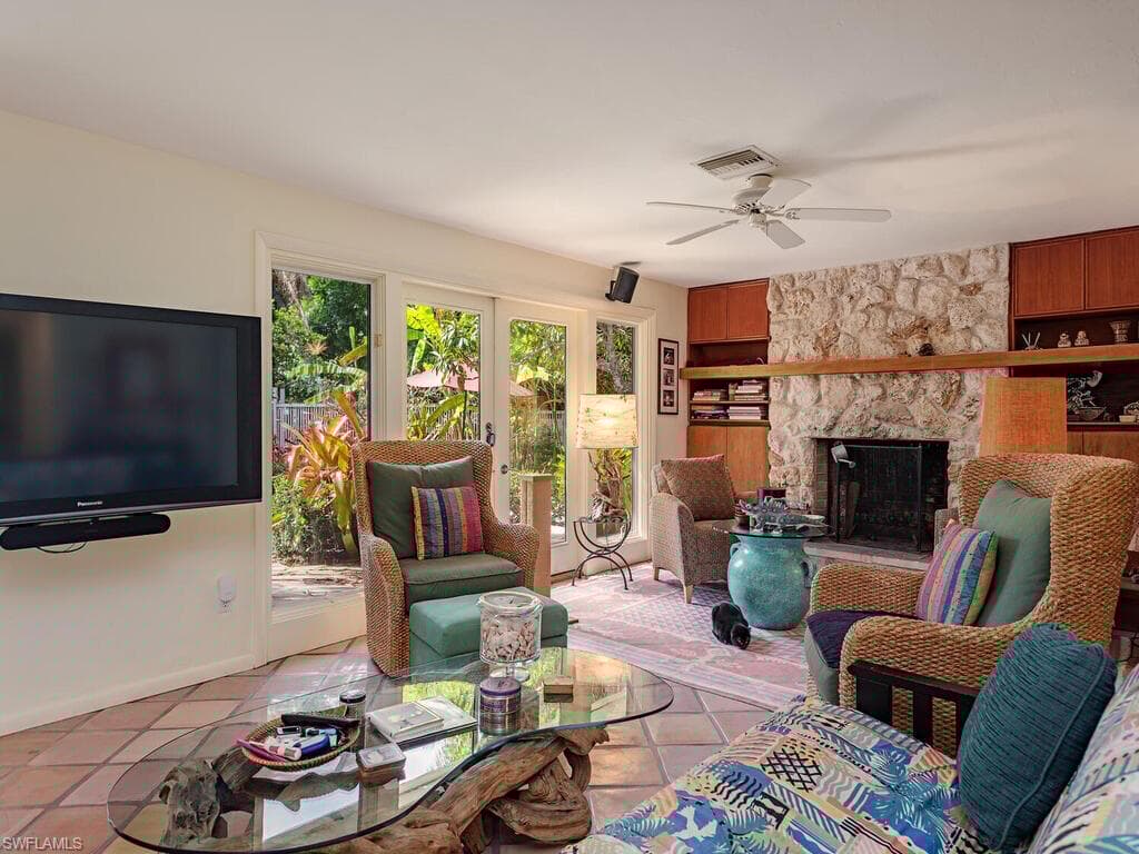 461 Carica Rd, Naples, FL 34108-5