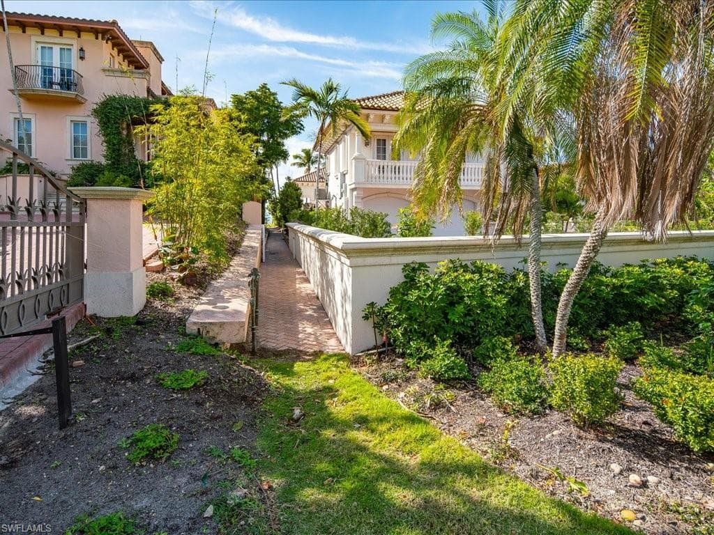 10 Sabre Ln, Naples, FL 34102-35