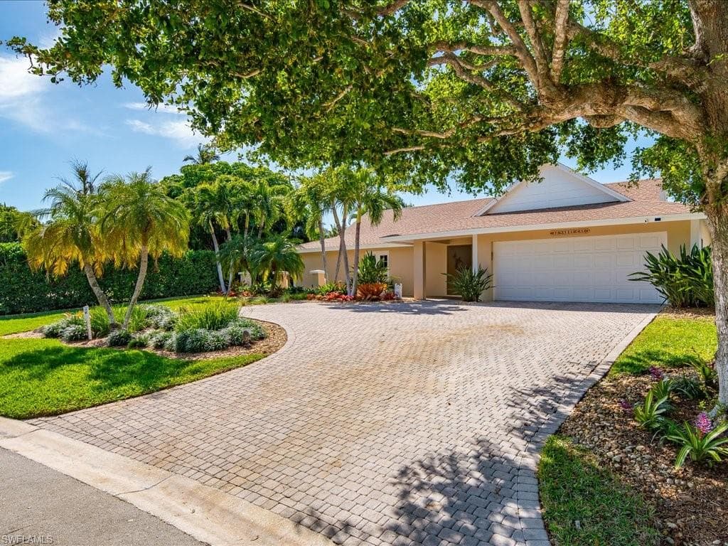 10 Sabre Ln, Naples, FL 34102-3