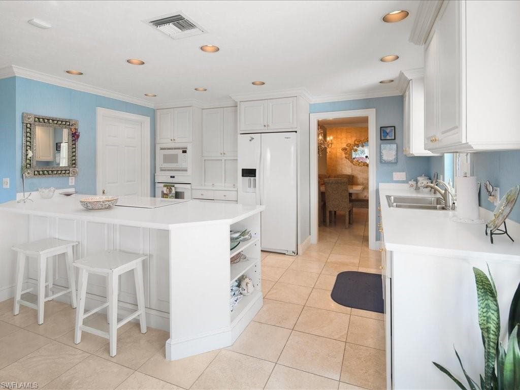 10 Sabre Ln, Naples, FL 34102-8