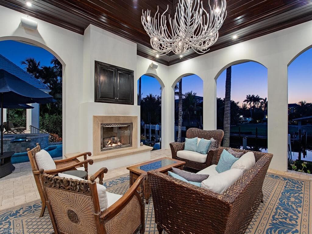 1750 4th St S, Naples, FL 34102-8