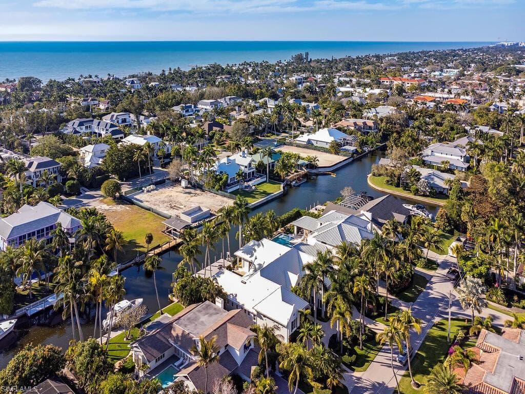 1750 4th St S, Naples, FL 34102-25