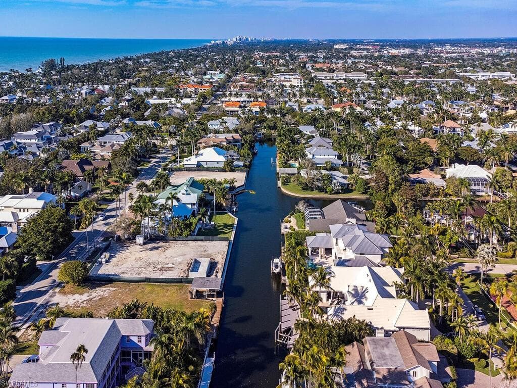 1750 4th St S, Naples, FL 34102-26