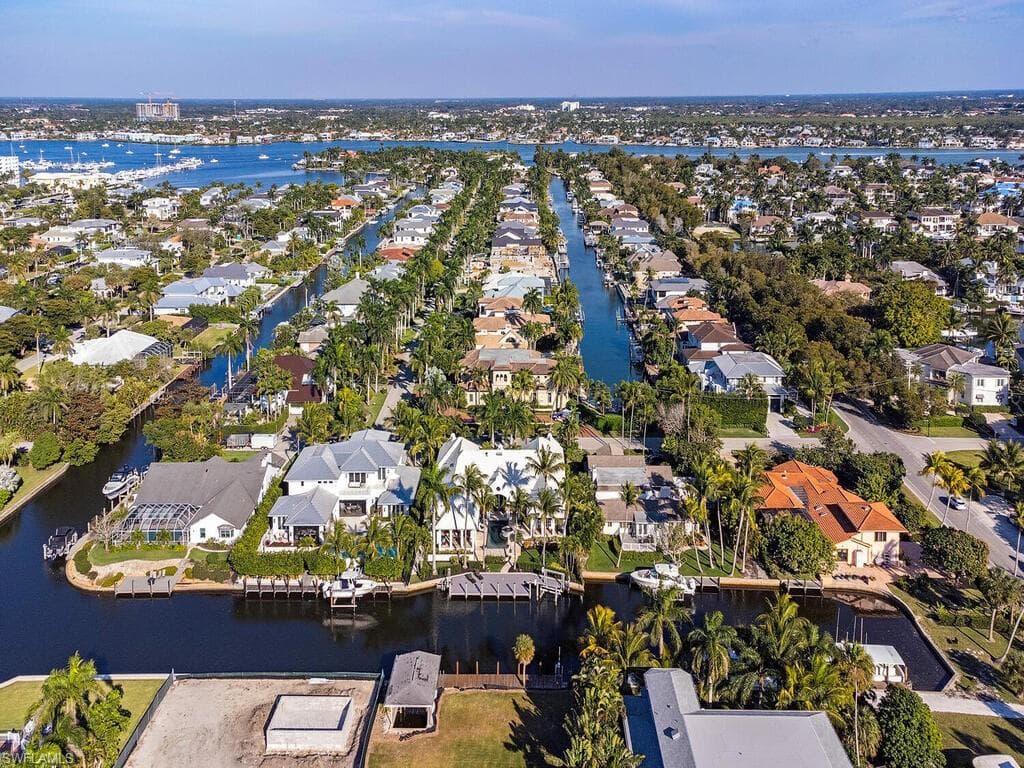 1750 4th St S, Naples, FL 34102-27