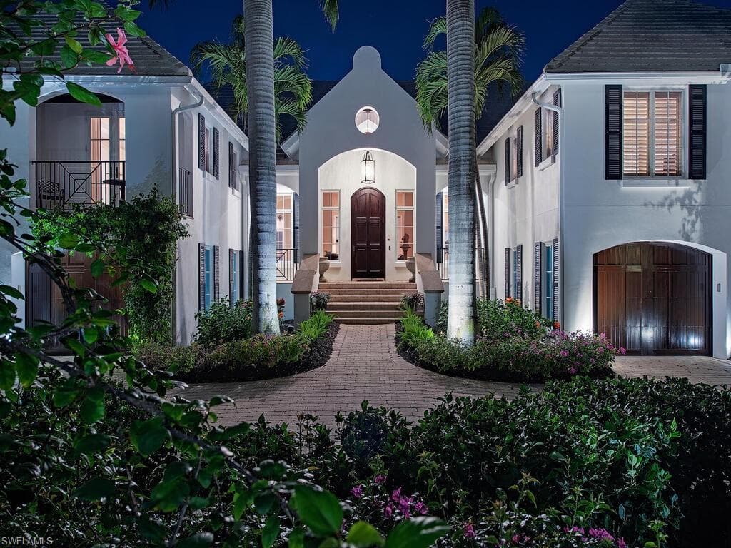 1750 4th St S, Naples, FL 34102-6