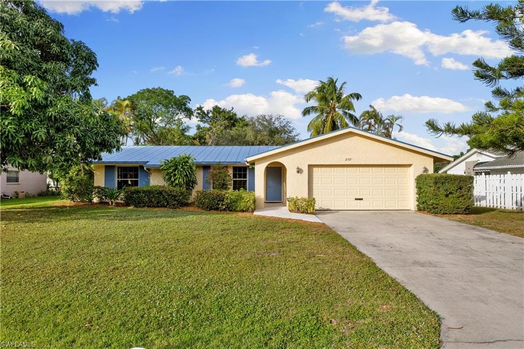 2521 Clipper Way, Naples, FL 34104-3