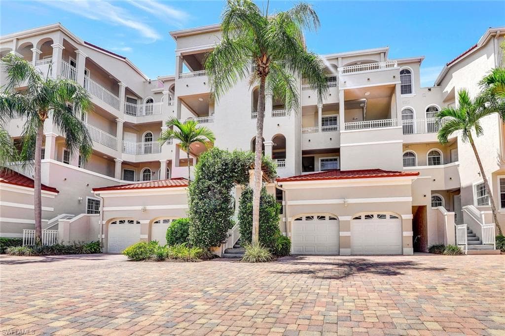 1610 Clermont Dr I-201, Naples, FL 34109-1