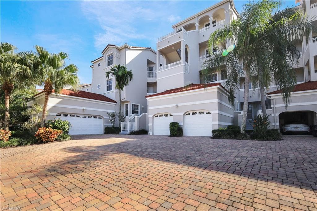 1610 Clermont Dr I-201, Naples, FL 34109-27