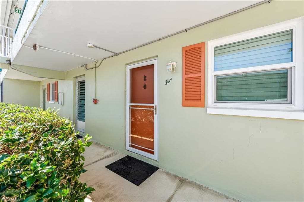 200 Valley Stream Dr B-5, Naples, FL 34113-1