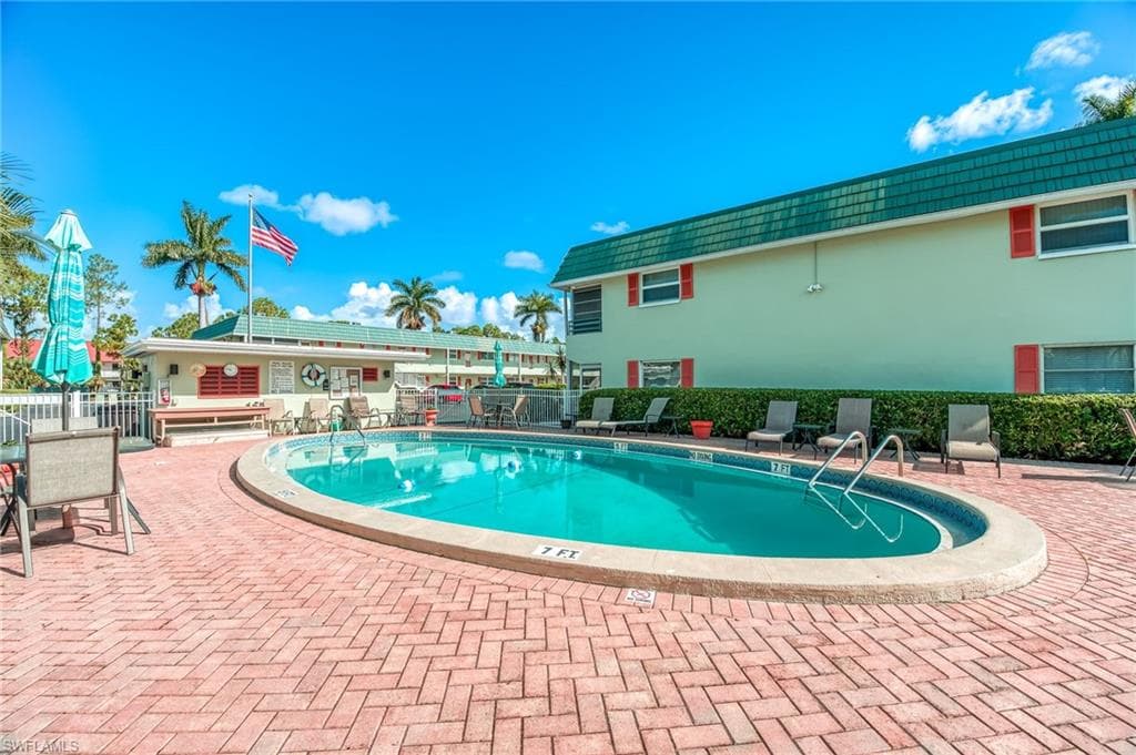 200 Valley Stream Dr B-5, Naples, FL 34113-22