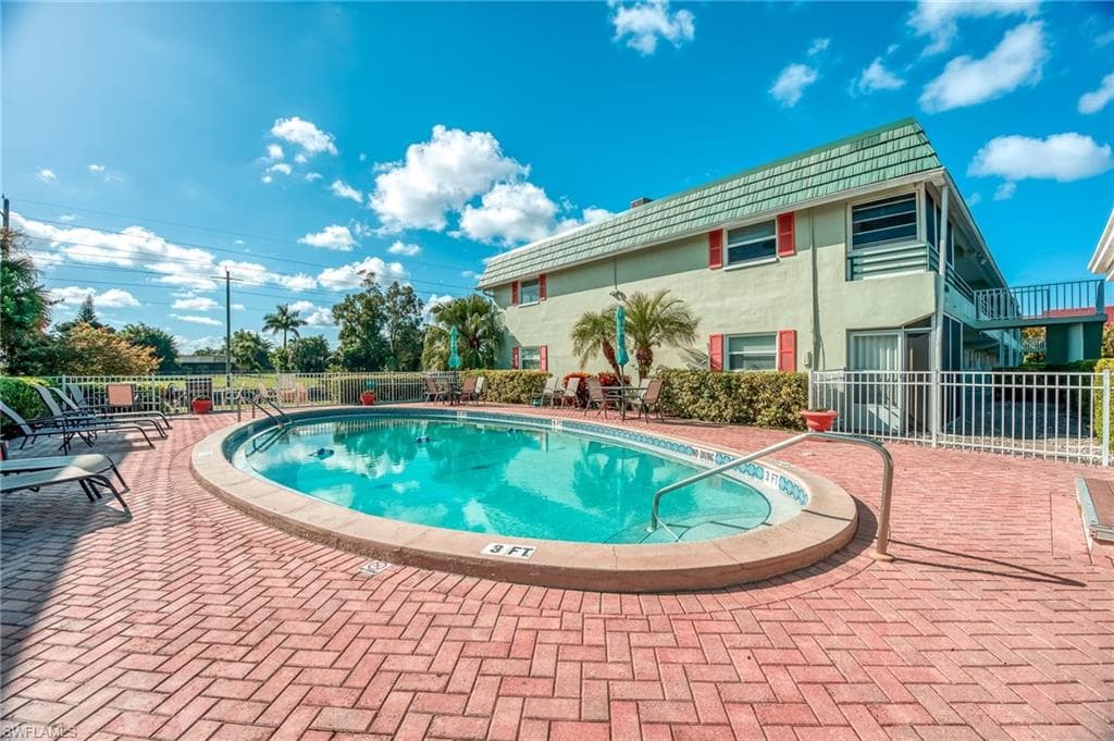 200 Valley Stream Dr B-5, Naples, FL 34113-23