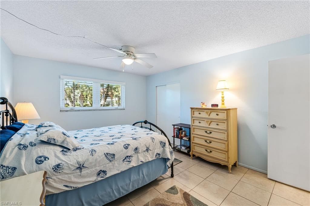 200 Valley Stream Dr B-5, Naples, FL 34113-5