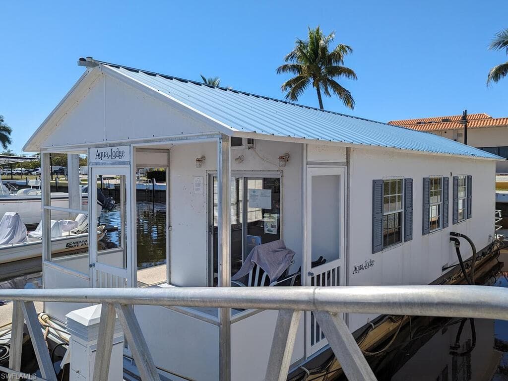 525 Newport Dr, Naples, FL 34114-8