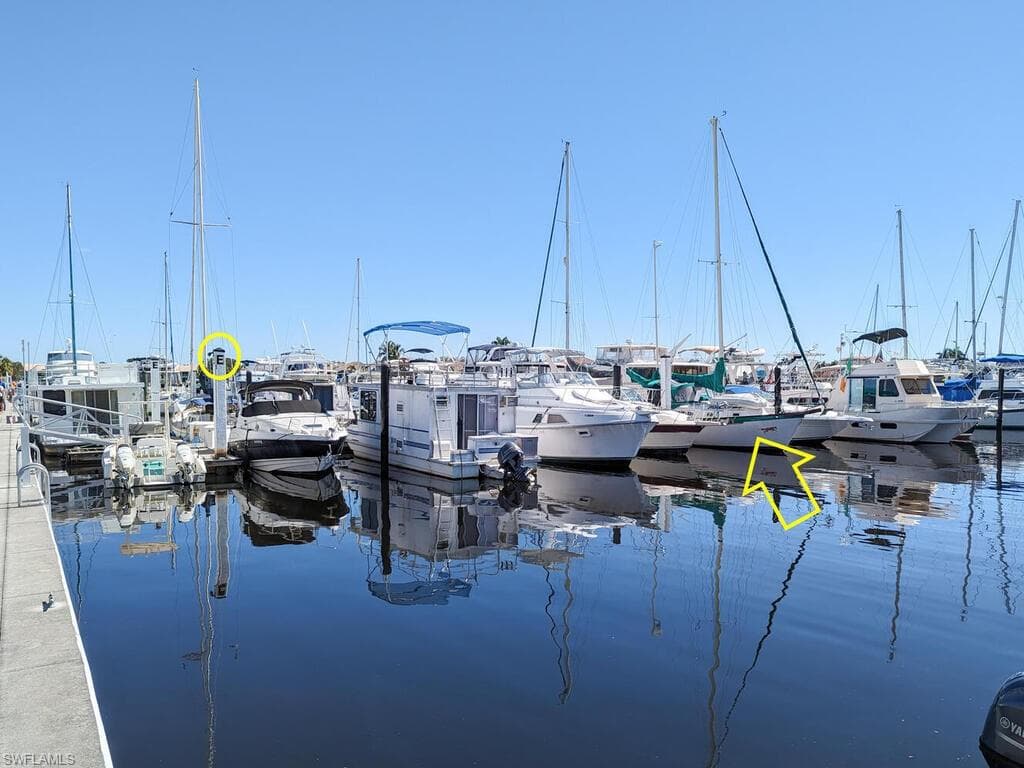 525 Newport Dr, Naples, FL 34114-5