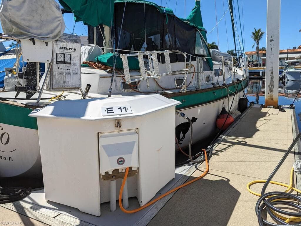 525 Newport Dr, Naples, FL 34114-6