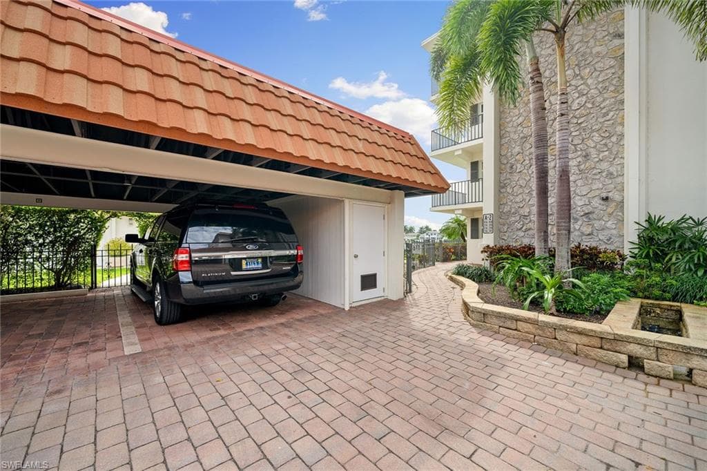 222 Harbour Dr 116, Naples, FL 34103-26