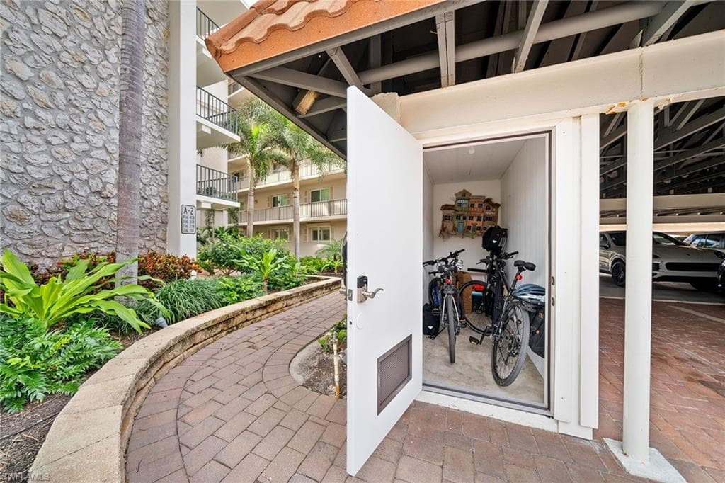 222 Harbour Dr 116, Naples, FL 34103-27