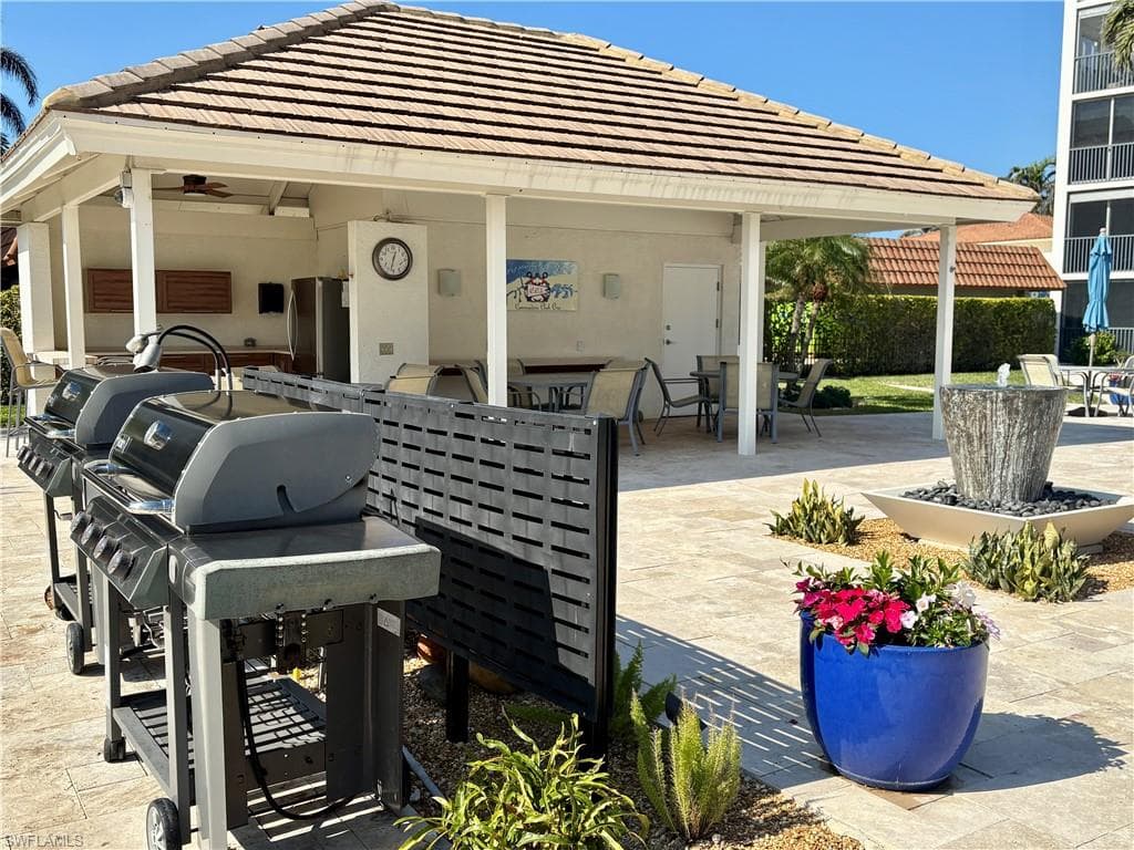 222 Harbour Dr 116, Naples, FL 34103-29