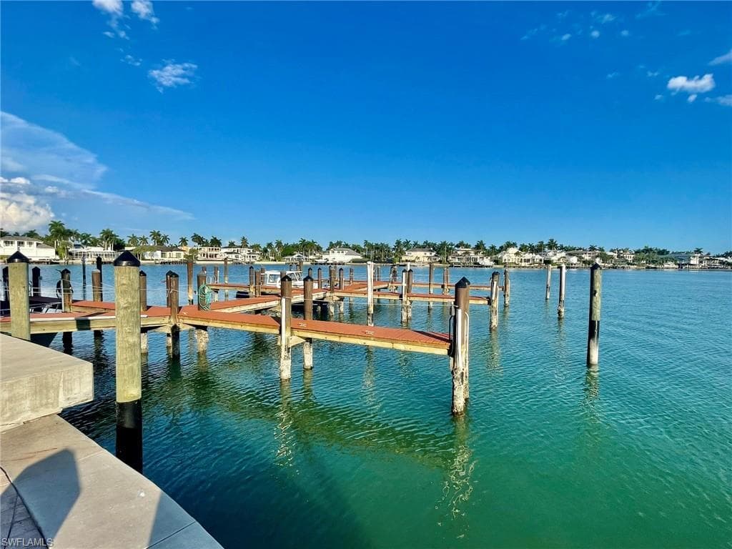 222 Harbour Dr 116, Naples, FL 34103-30