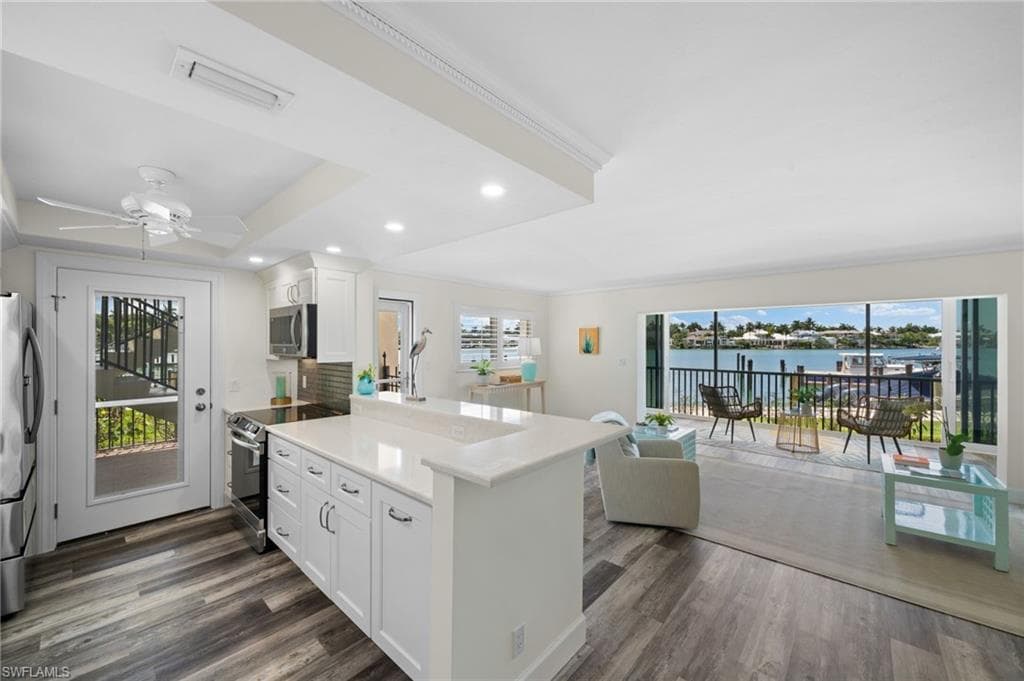 222 Harbour Dr 116, Naples, FL 34103-8